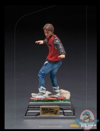 1/10 BTTFII Marty McFly on Hoverboard Iron Studios 908763