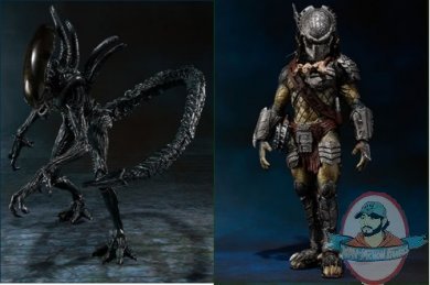 S.H.MonsterArts Alien vs Predator Set of 2 figures by Bandai