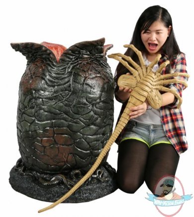 Alien Foam and Latex Life-Size Egg and Facehugger Prop Replica with LED Lights Neca 51358