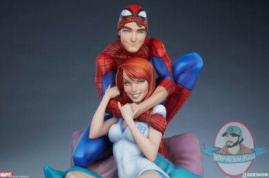 2019_11_14_23_07_46_https_www.sideshow.com_storage_product_images_200556_spider_man_and_mary_jane_.jpg