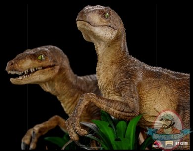 2021_09_07_10_03_33_just_the_two_raptors_deluxe_statue_by_iron_studios_sideshow_collectibles.jpg