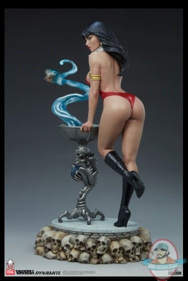 2021_10_07_12_54_53_vampirella_1_3_scale_statue_by_pcs_sideshow_collectibles.jpg