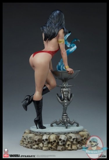 2021_10_07_12_55_06_vampirella_1_3_scale_statue_by_pcs_sideshow_collectibles.jpg