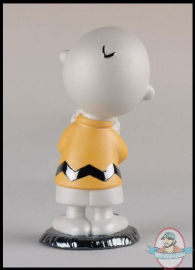 2021_10_07_14_11_28_charlie_brown_porcelain_figurine_by_lladro_sideshow_collectibles.jpg