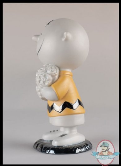 2021_10_07_14_11_40_charlie_brown_porcelain_figurine_by_lladro_sideshow_collectibles.jpg