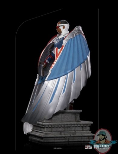 2021_10_29_14_14_38_captain_america_sam_wilson_closed_wings_version_1_4_legacy_replica_series_statue.jpg