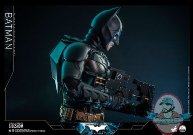 2021_11_23_17_30_27_batman_the_dark_knight_quarter_scale_collectible_figure_by_hot_toys_sideshow.jpg