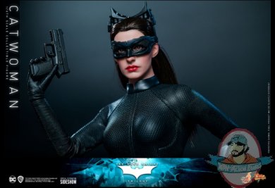 2021_12_09_12_57_16_catwoman_sixth_scale_figure_by_hot_toys_sideshow_collectibles.jpg