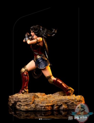 2021_12_16_13_32_54_wonder_woman_1_10_art_scale_statue_by_iron_studios_sideshow_collectibles.jpg