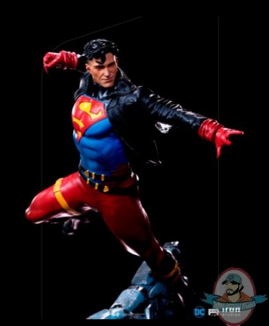 2021_12_16_13_42_29_superboy_statue_by_iron_studios_sideshow_collectibles.jpg