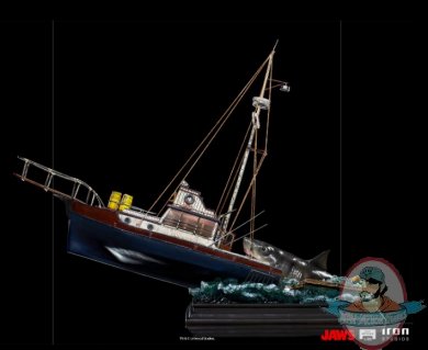 2022_01_06_15_22_21_jaws_attack_demi_art_scale_statue_by_iron_studios_sideshow_collectibles.jpg