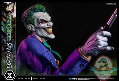 2022_01_07_11_41_08_the_joker_say_cheese_statue_by_prime_1_studio_sideshow_collectibles.jpg