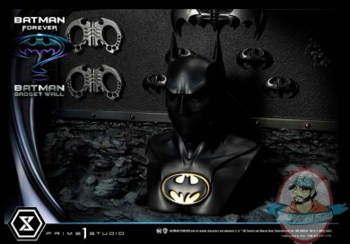 2022_02_10_12_03_30_batman_gadget_wall_1_3_scale_statue_by_prime_1_studio_sideshow_collectibles.jpg