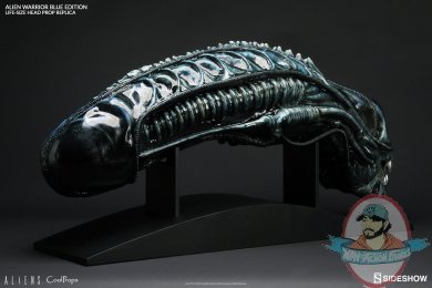 aliens-alien-warrior-blue-edition-life-size-_coolprops-902728-03.jpg