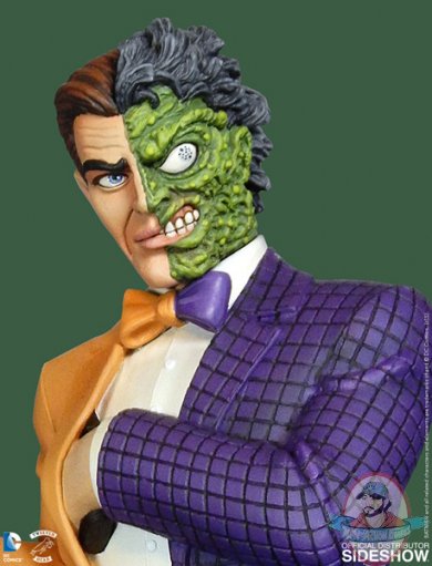 batman-two-face-statue-tweeterhead-902549-03.jpg