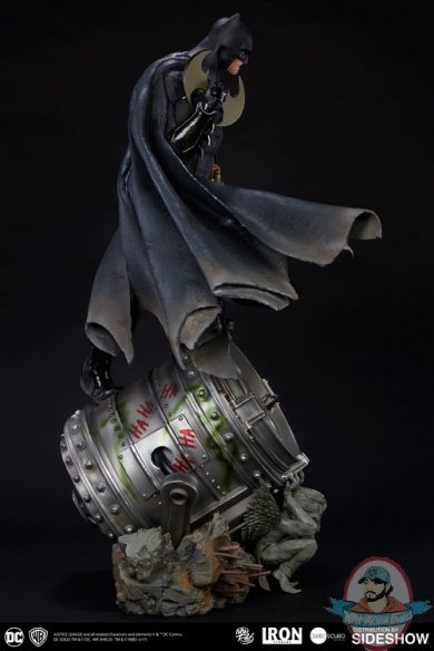 dc-comics-batman-one-third-scale-statue-iron-studios-903039-08.jpg