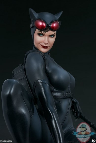 dc-comics-catwoman-premium-format-figure-sideshow-300678-12.jpg