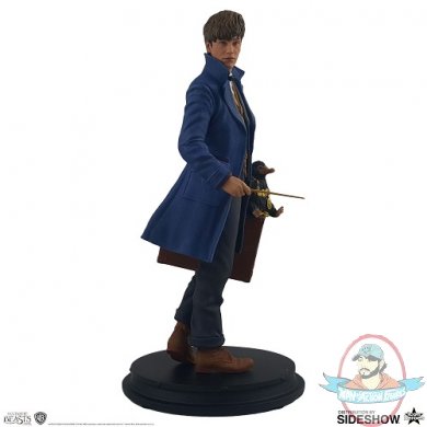 fantastic-beasts-and-where-to-find-them-newt-scamander-with-niffler-statue-icon-heroes-903468-02.jpg