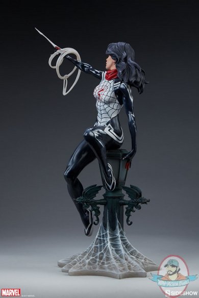 marvel-silk-statue-sideshow-200502-07.jpg