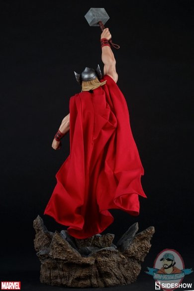 marvel-thor-avengers-assemble-statue-200353-06.jpg